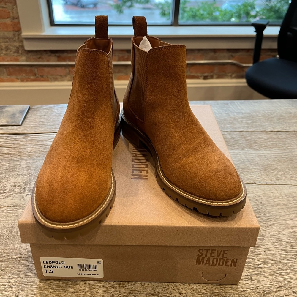 Brand new Steve Madden Leopold Chelsea Boots